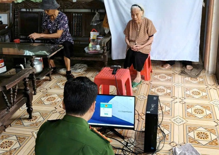 Công an xã Tân Kỳ phấn đấu sớm thu thập, rà soát, đối chiếu thông tin cá nhân và thực hiện cấp đổi Thẻ đảng viên